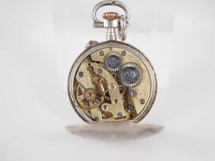 Montre de col en argent. Cadran à chiffres arabes et chemin de fer.  L
