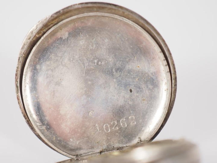 Montre de col en argent. Cadran à chiffres arabes et chemin de fer.  L