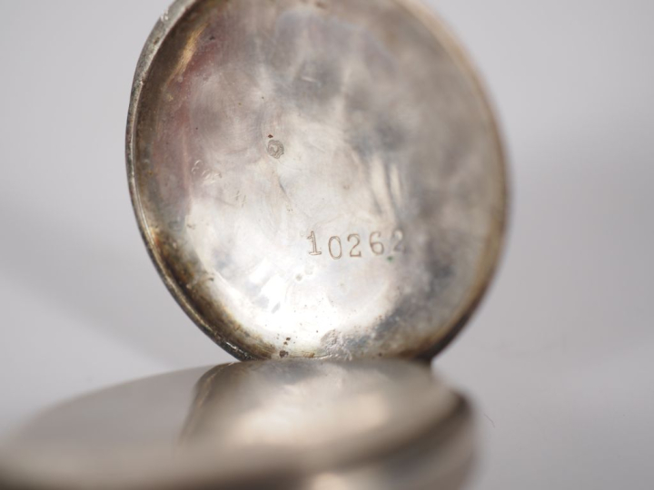 Montre de col en argent. Cadran à chiffres arabes et chemin de fer.  L