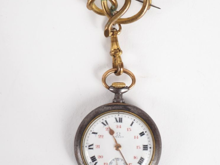 OMEGA Montre de col en métal.  Cadran rond à chiffres romains pour les