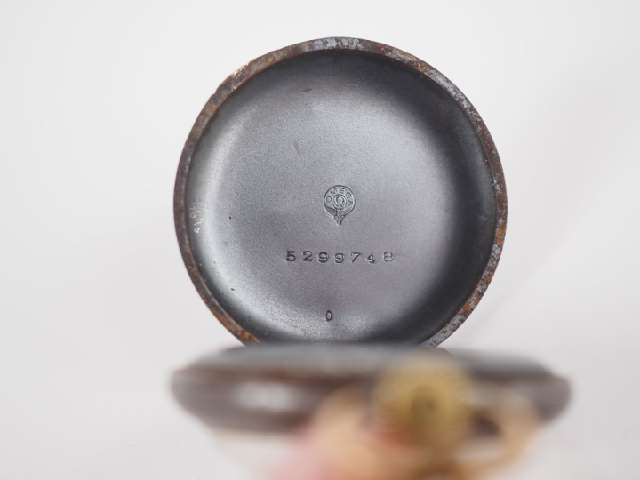 OMEGA Montre de col en métal.  Cadran rond à chiffres romains pour les