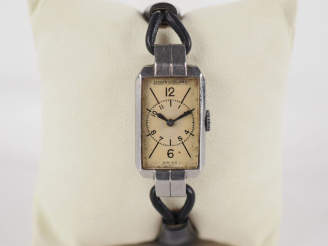 Vente aux enchères JAEGER LECOULTRE Petite montre bracelet de dame de style Art déco en a
