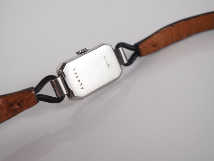 JAEGER LECOULTRE Petite montre bracelet de dame de style Art déco en a