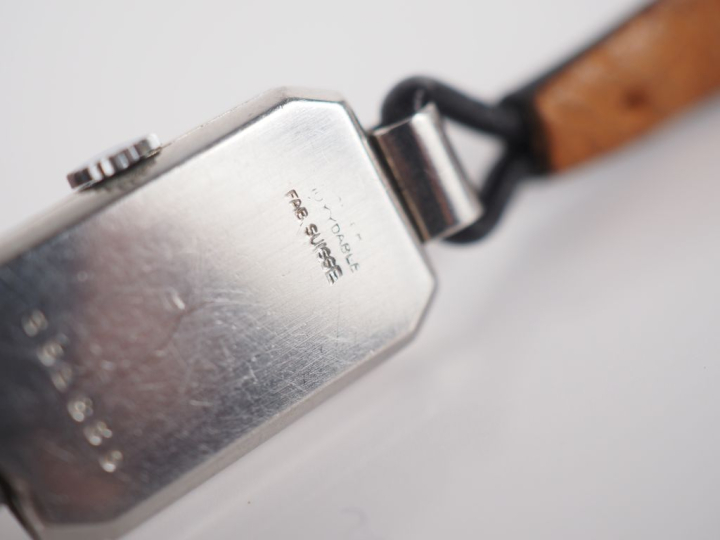 JAEGER LECOULTRE Petite montre bracelet de dame de style Art déco en a