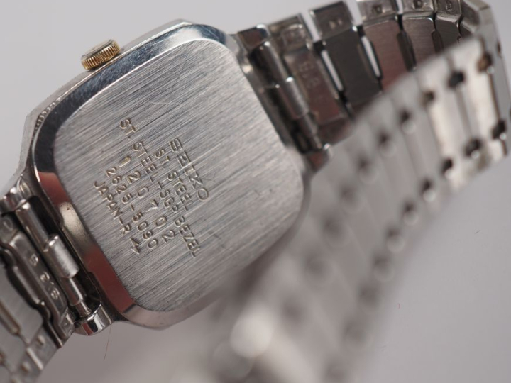 SEIKO Deux différentes montres en acier et métal doré.  Signées.  On y