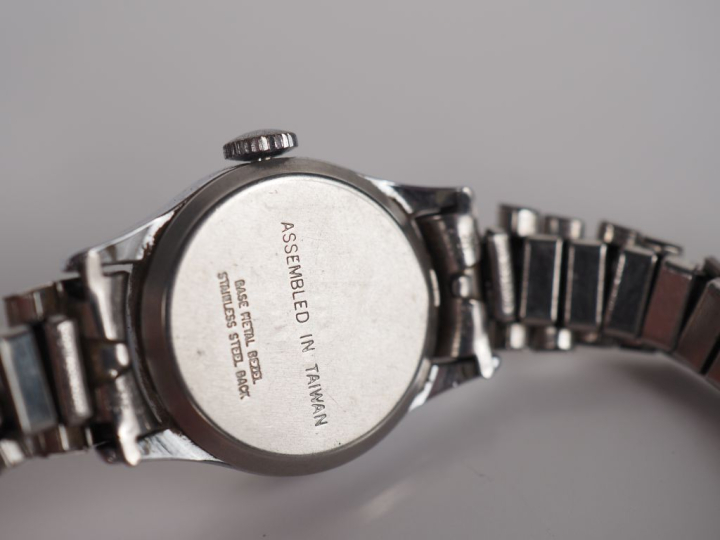 SEIKO Deux différentes montres en acier et métal doré.  Signées.  On y