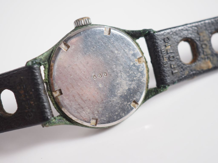 BUTEX Montre bracelet, boitier en acier.  Cadran rond à chiffres arabe