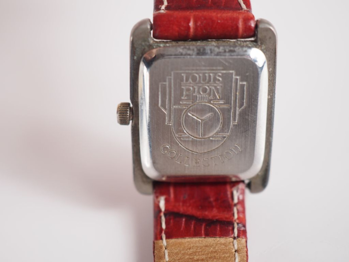 Ensemble comprenant :  - AGATHA, Paris Montre bracelet de dame en méta