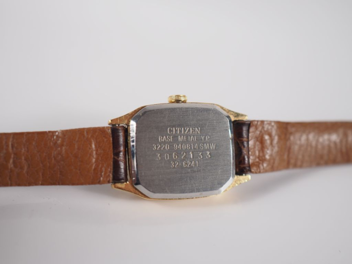 CITIZEN Montre bracelet de dame.  Boitier en métal doré à pans coupés.