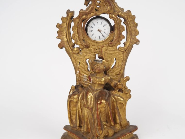 Porte-montre Napoléon III de style Louis XV en bois sculpté et doré à 