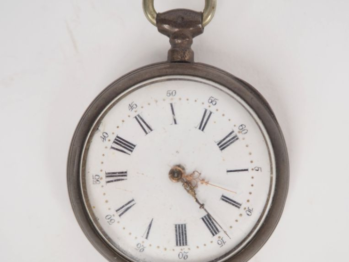 Porte-montre Napoléon III de style Louis XV en bois sculpté et doré à 