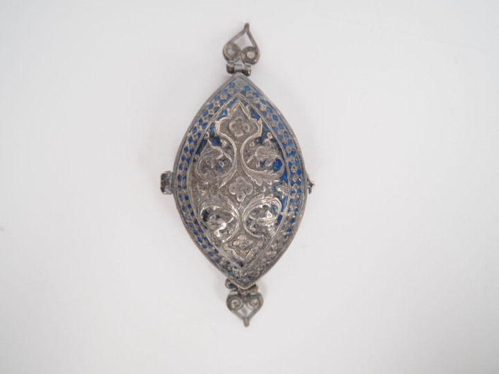 Petit reliquaire XIXème en argent et émail bleu à décor de rinceaux fe