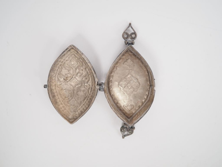 Petit reliquaire XIXème en argent et émail bleu à décor de rinceaux fe