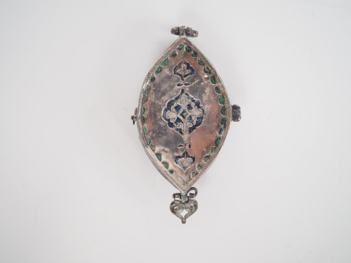 Petit reliquaire XIXème en argent et émail bleu à décor de rinceaux fe