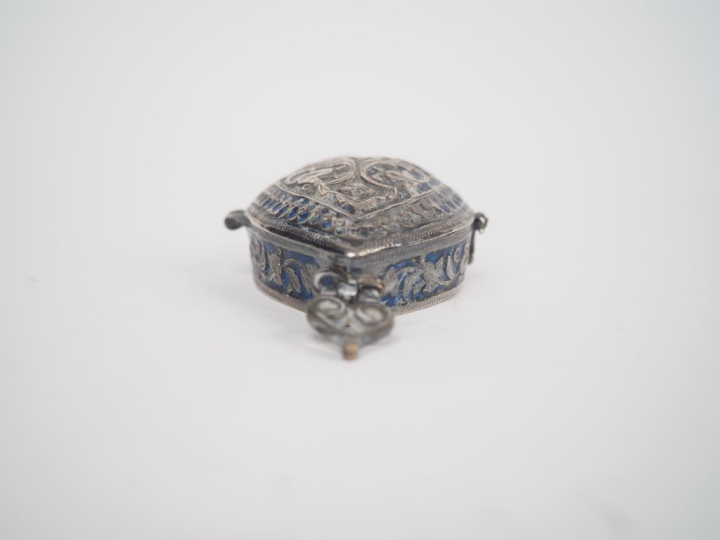 Petit reliquaire XIXème en argent et émail bleu à décor de rinceaux fe
