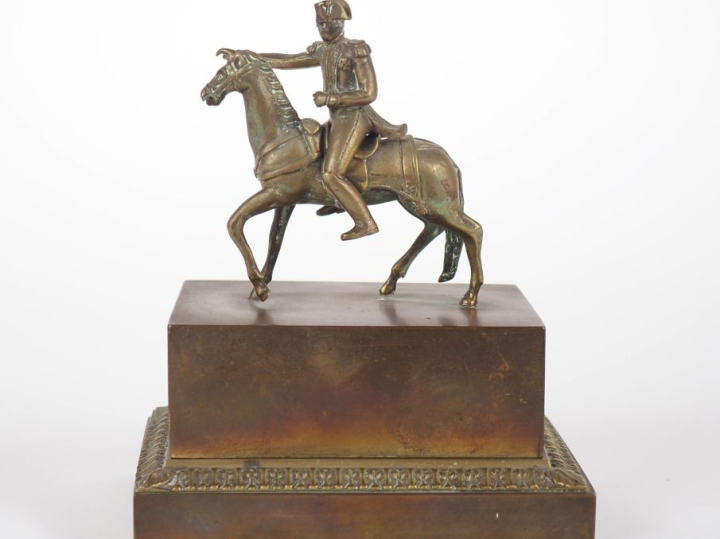 Encrier fin XIXème - début XXème figurant "Napoléon à cheval". Dim. 16