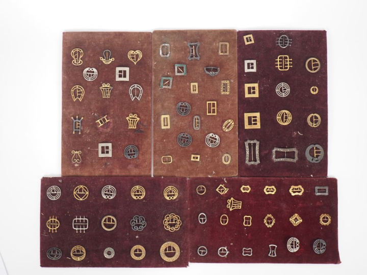 Collection de 93 boucles de ceintures en métal argenté ou doré réparti