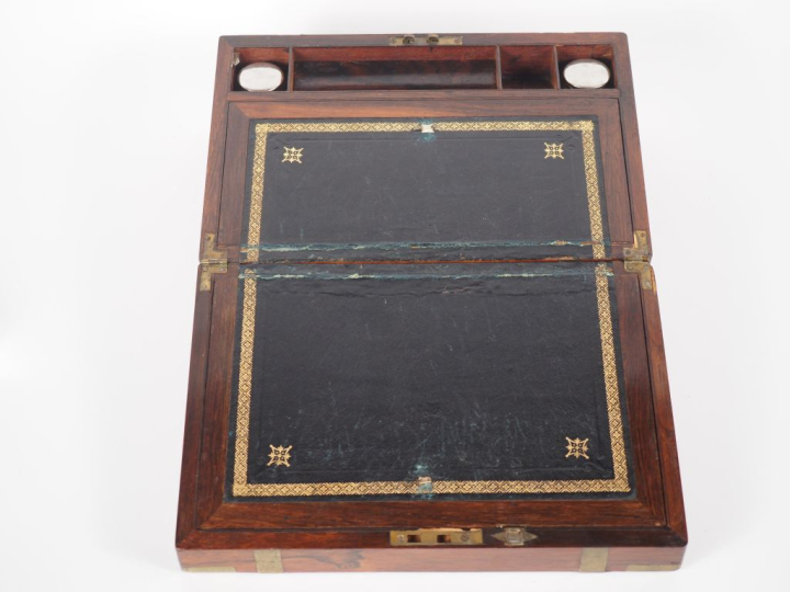 Encrier de voyage Victorien en bois gainé de laiton ouvrant à un abatt