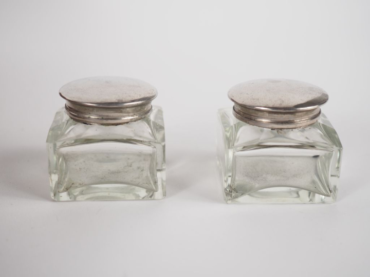 Encrier de voyage Victorien en bois gainé de laiton ouvrant à un abatt