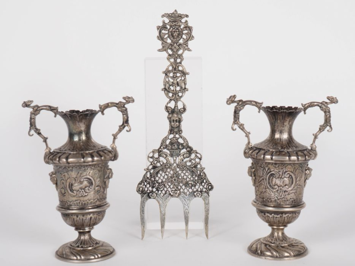 Paire de vases soliflores de style Renaissance en métal argenté à déco