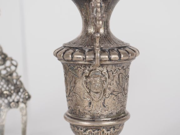 Paire de vases soliflores de style Renaissance en métal argenté à déco