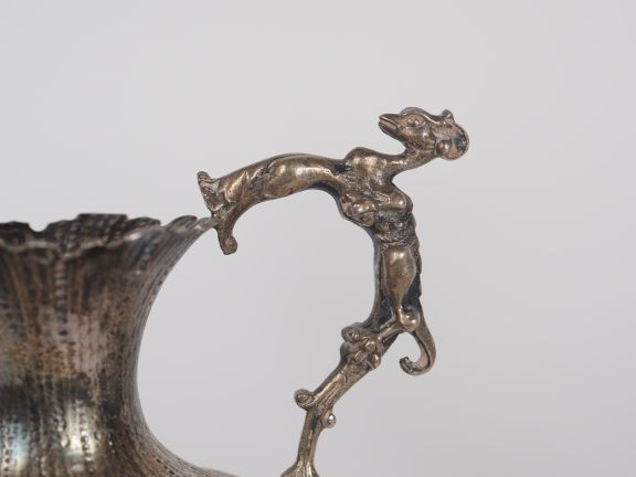 Paire de vases soliflores de style Renaissance en métal argenté à déco