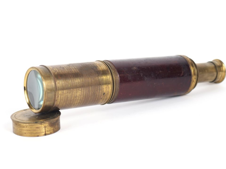 Longue-vue XIXème en bois et laiton à trois tirages. L. 74 cm.