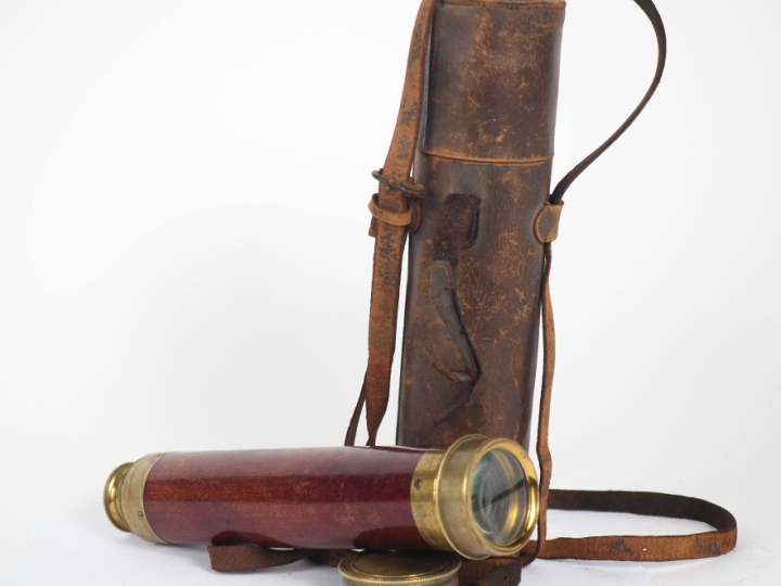 Longue-vue XIXème en bois et laiton à trois tirages, signée "SOLEIL, o