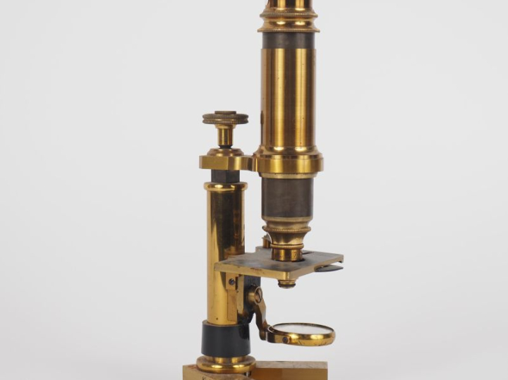 Marie Constant VERICK. Microscope en laiton, signé "C. Vérick 43 rue d