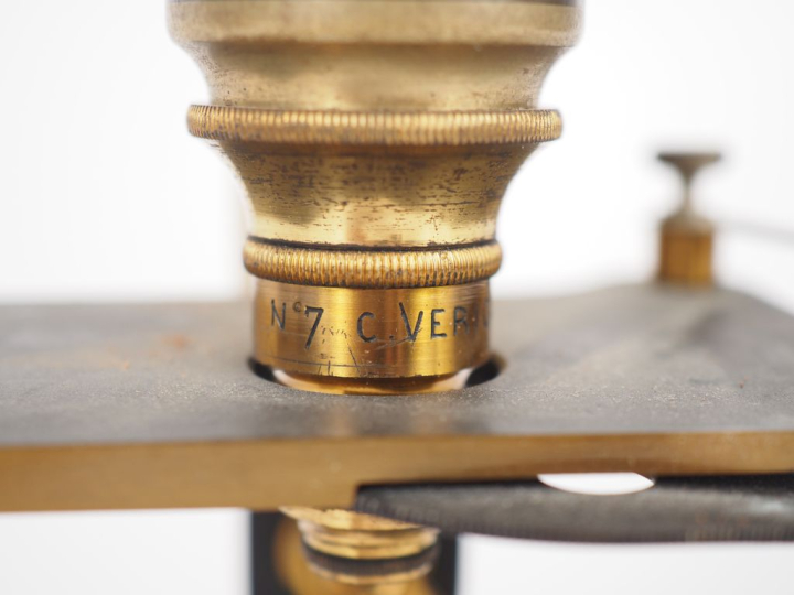 Marie Constant VERICK. Microscope en laiton, signé "C. Vérick 43 rue d