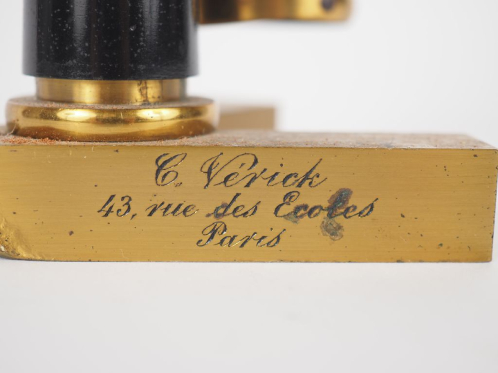 Marie Constant VERICK. Microscope en laiton, signé "C. Vérick 43 rue d