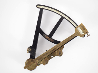Vente aux enchères Octant de marine XIXème en bois noirci et laiton. Dim. 36 x 30 cm. (Ma
