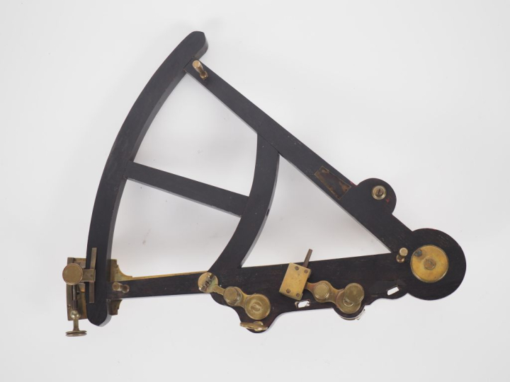 Octant de marine XIXème en bois noirci et laiton. Dim. 36 x 30 cm. (Ma