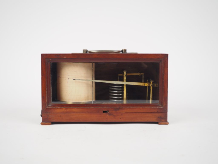 Baromètre holostérique dans son coffret en bois et verre. Dim. 16 x 28