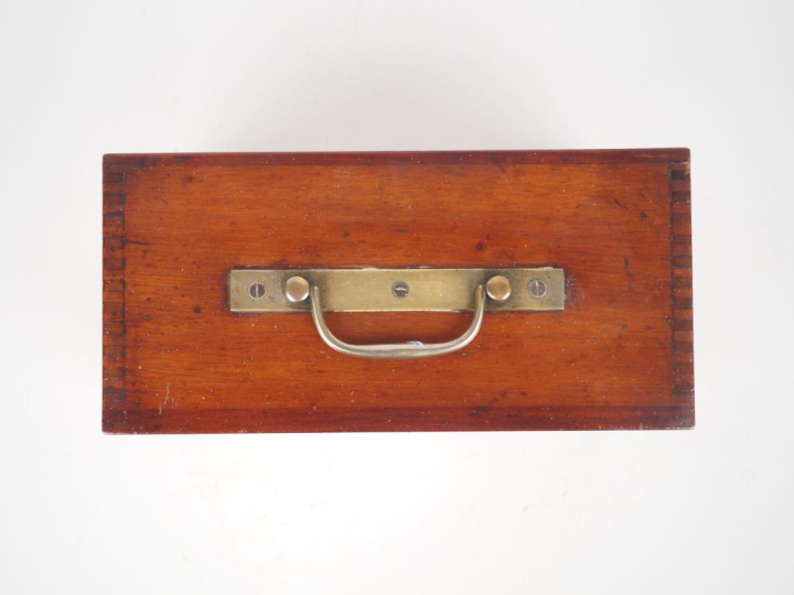 Baromètre holostérique dans son coffret en bois et verre. Dim. 16 x 28