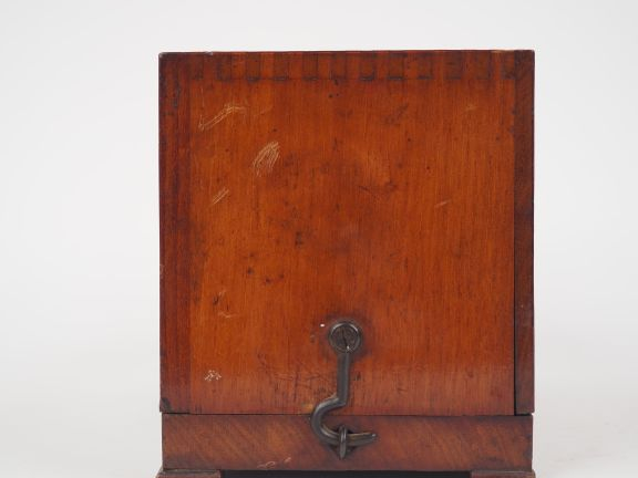 Baromètre holostérique dans son coffret en bois et verre. Dim. 16 x 28