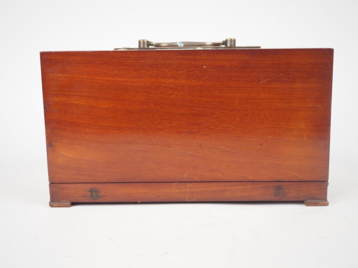 Baromètre holostérique dans son coffret en bois et verre. Dim. 16 x 28