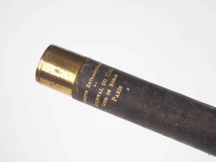 Lunette astronomique en cuir et laiton, sur un piétement tripode, marq