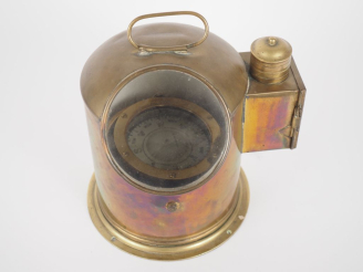 Vente aux enchères SESTREL. Boussole de marine dans son écrin en laiton. Signée. H. 30 cm