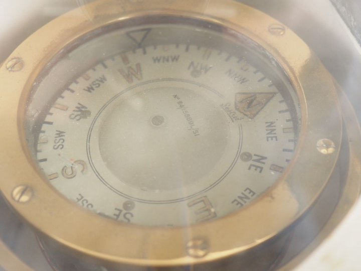 SESTREL. Boussole de marine dans son écrin en laiton. Signée. H. 30 cm