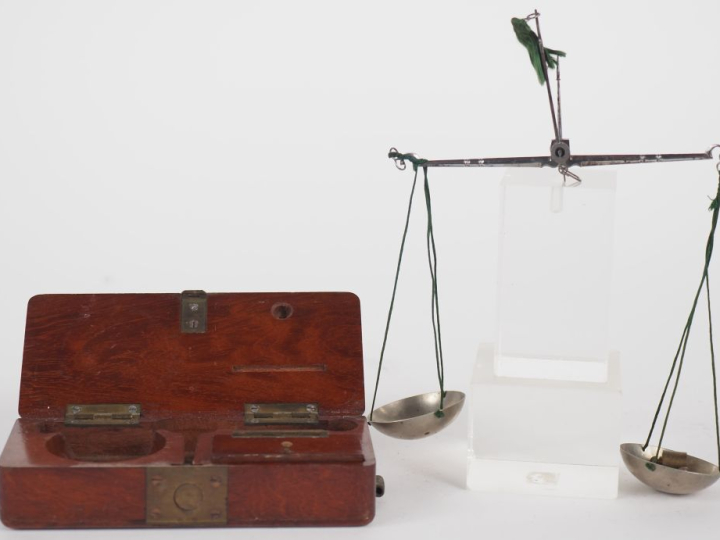 Petite balance d'apothicaire en métal argenté et laiton, dans son coff