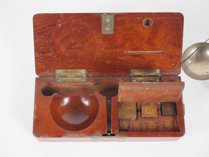 Petite balance d'apothicaire en métal argenté et laiton, dans son coff