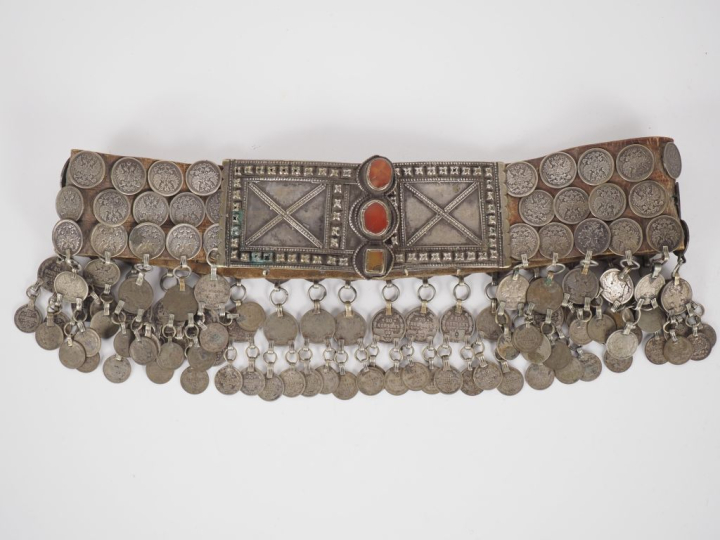 Ceinture Kabardienne en cuir circassien ornée de pièces en argent russ
