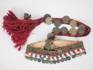 Vente aux enchères Bijoux de tête oriental orné de perles et de pièces.