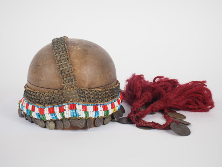 Bijoux de tête oriental orné de perles et de pièces.