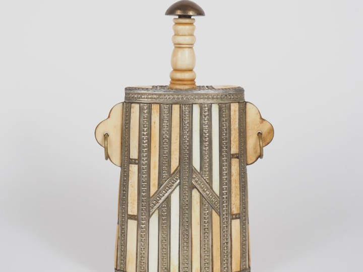 Gourde marocaine en laiton et os, à décor de motifs géométriques. Dim.