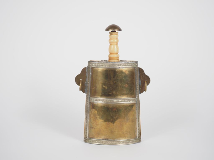 Gourde marocaine en laiton et os, à décor de motifs géométriques. Dim.