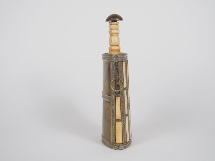 Gourde marocaine en laiton et os, à décor de motifs géométriques. Dim.