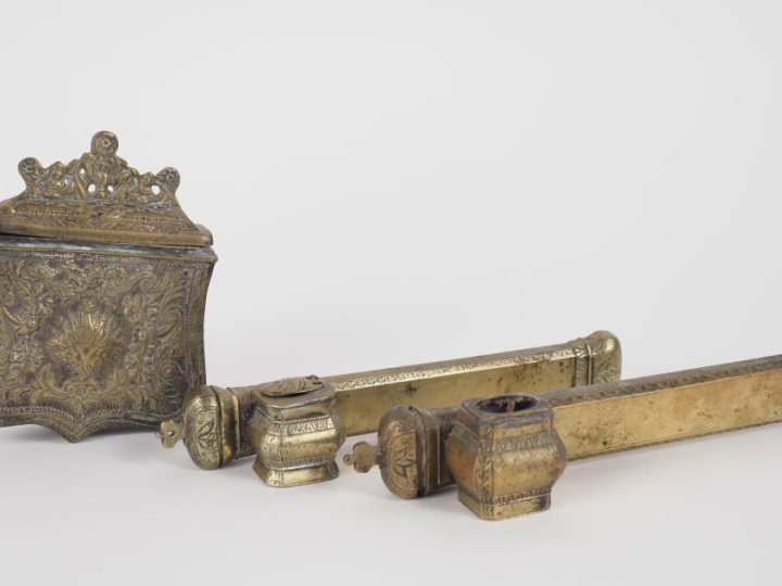 Deux encriers de voyage et une bourse de style Afrique du Nord. L. 22 