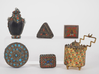 Vente aux enchères Six différentes boîtes à pilules en métal argenté ou doré et cabochons
